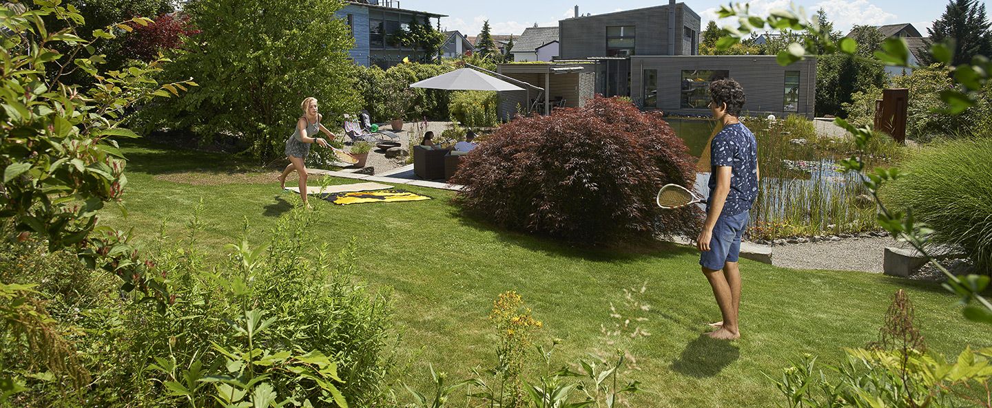 Federball spielen im Garten 